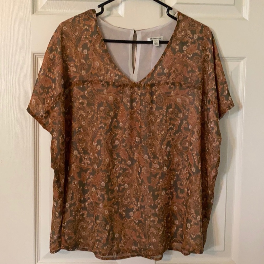 Versona v-neck shirt sleeve top.